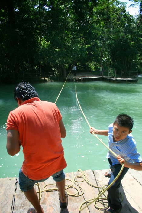 palenque agua azul how tourists get across the river 1